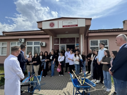 Studentët e Fakultetit të Agrobiznesit në UHZ gjatë aktiviteteve për Ditën Botërore të Tokës