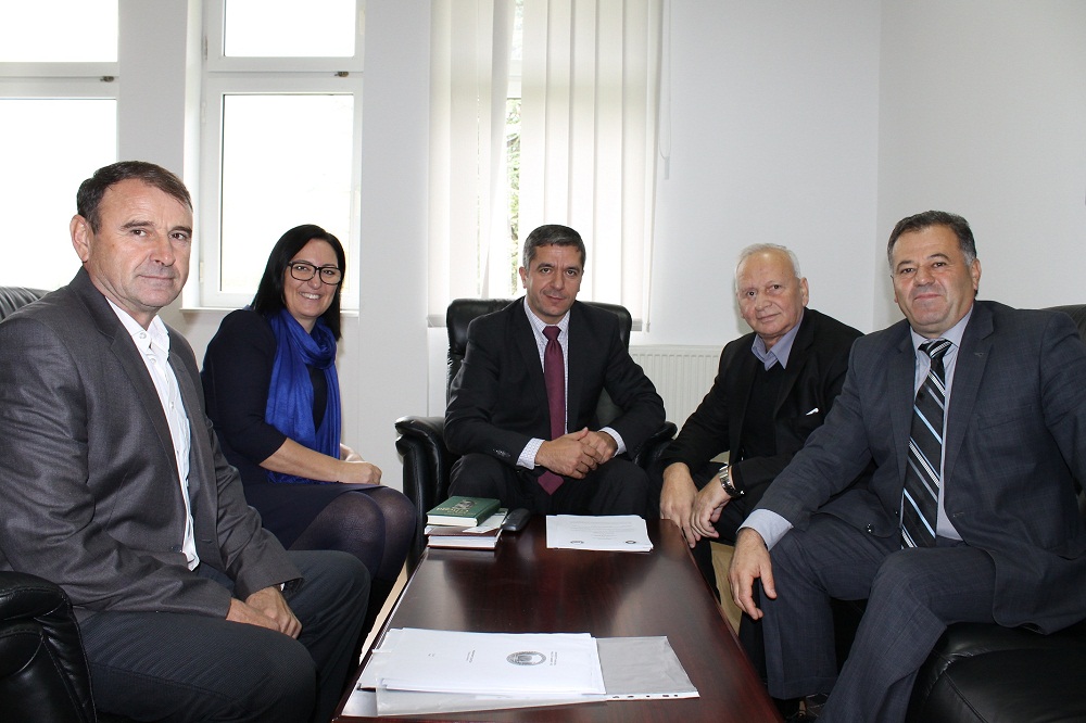 Nënshkruhet marrëveshje bashkëpunimi në mes të Universitetit “Haxhi Zeka” dhe Universitetit të Zenicës