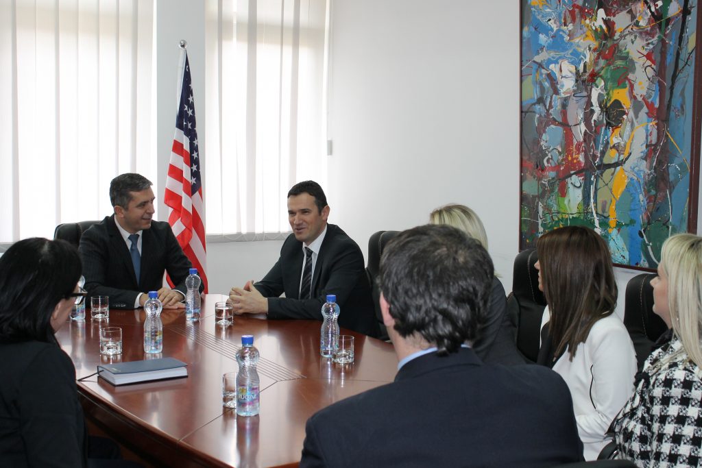 Universiteti “Haxhi Zeka” dhe Posta e Kosovës nënshkruan marrëveshje bashkëpunimi