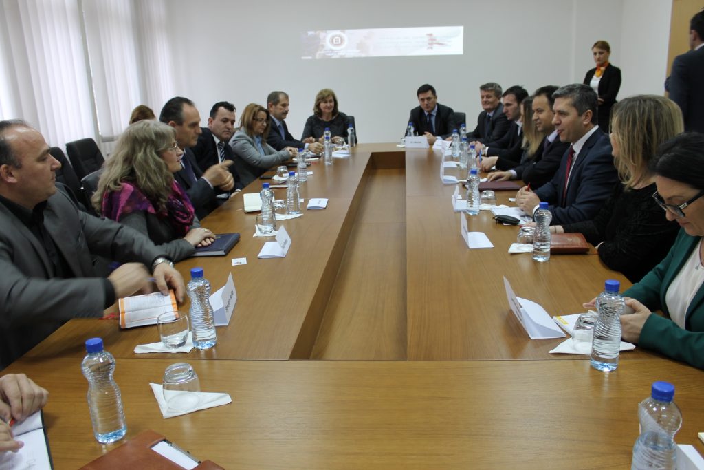 Universiteti “Haxhi Zeka” priti sot komisionin parlamentar të Republikës së Kosovës