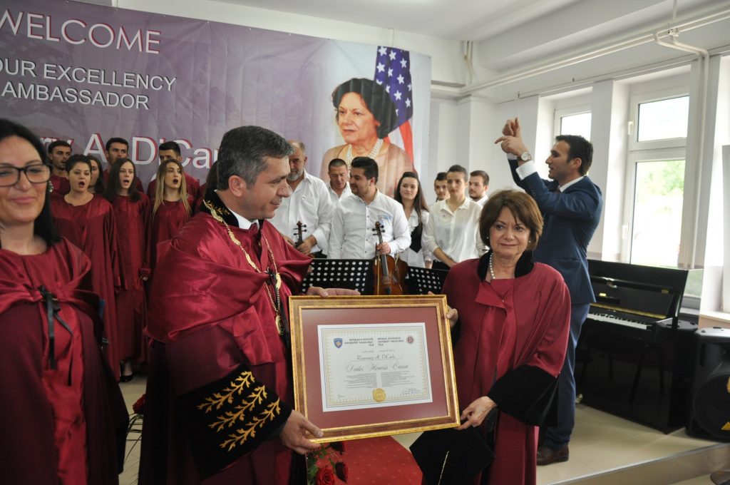 Doctor Honoris Causa Rosemary A. DiCarlo në ceremoninë e nderimit në Universitetin Haxhi Zeka