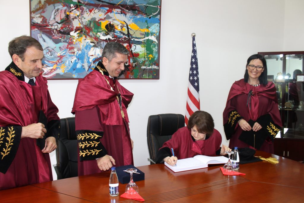 Doctor Honoris Causa Rosemary A. DiCarlo në ceremoninë e nderimit në Universitetin Haxhi Zeka