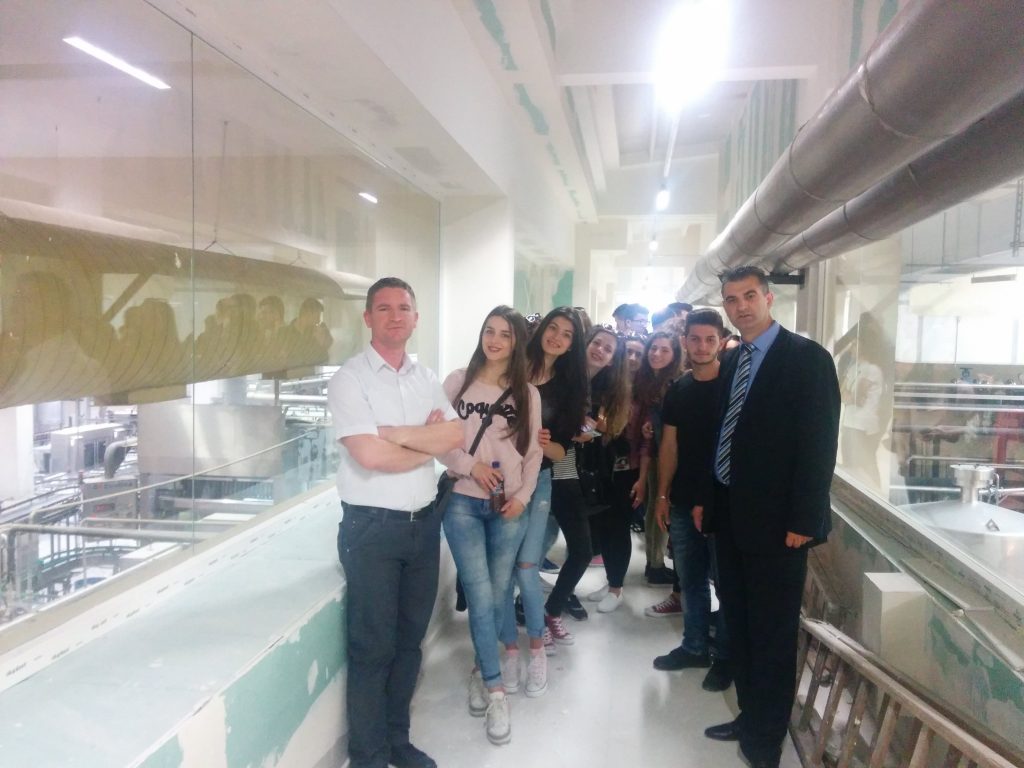 Vizitë studimore e studentëve të Teknologjisë Ushqimore në procesin e prodhimit të lëngjeve, ujit natyral dhe mineral.