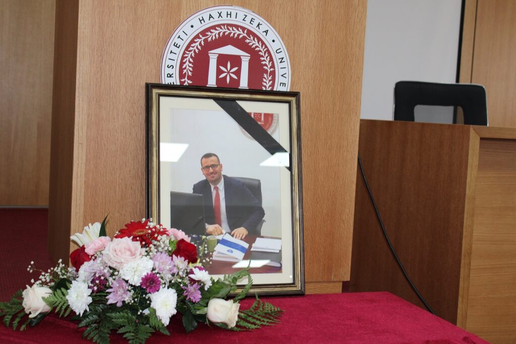 Universiteti “Haxhi Zeka” në Pejë ka mbajtur mbledhje komemorative në nderim të veprës dhe kontributit të z. Astrit Ademaj