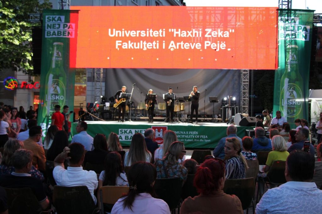 Fakulteti i Arteve mban koncert solemn në  sheshin e qytetit