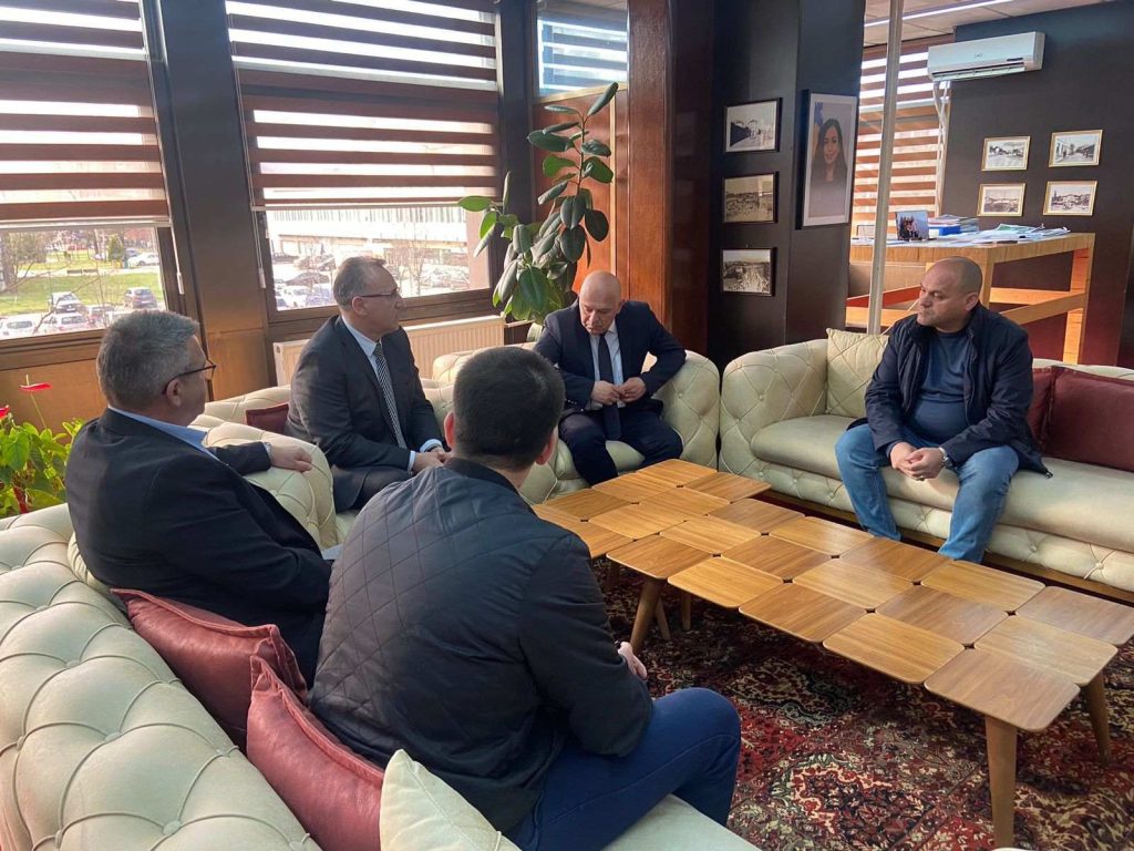 Rektori takon kryetarin e komunës së Gjakovës