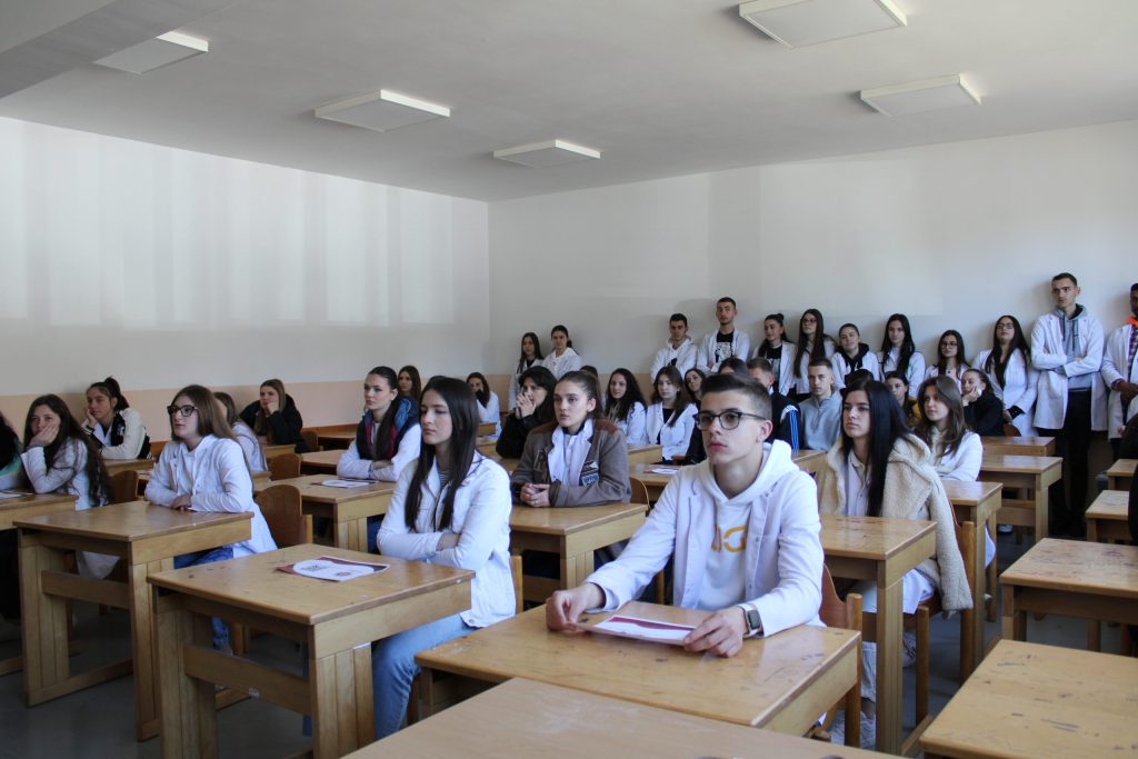 Takim me maturantët e Shkollës së Mesme të Mjekësisë – Pejë