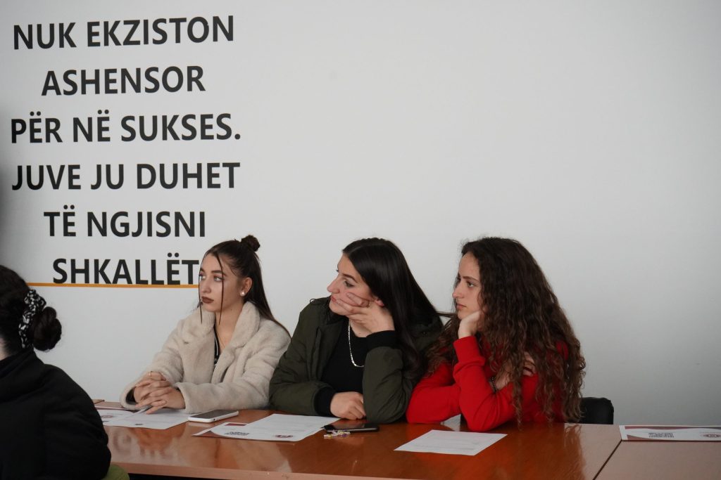 Takim me maturantët e Gjimnazit Haxhi Zeka dhe Shkollës së Mesme Teknike Profesionale Mithat Frashëri – Istog