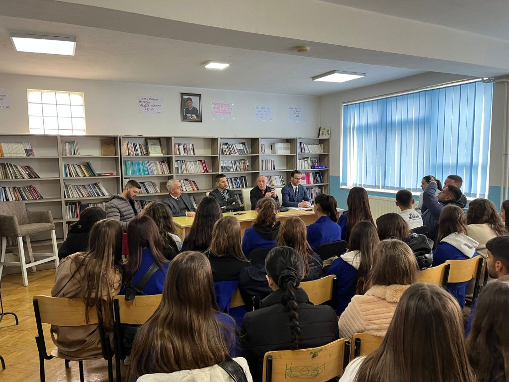 Takim me maturantët e Gjimnazit Hamdi Berisha në Malishevë dhe Gjimnazit Lasgush Poradeci në Kijevë – Malishevë