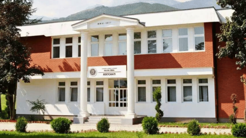Godina e Rektoratit të Universitetit, pamje frontale në një ditë me diell