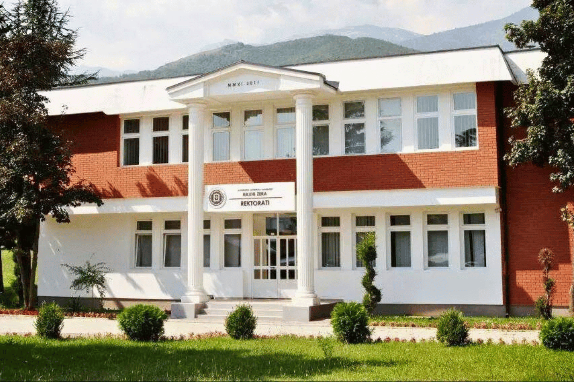 Godina e Rektoratit të Universitetit, pamje frontale në një ditë me diell