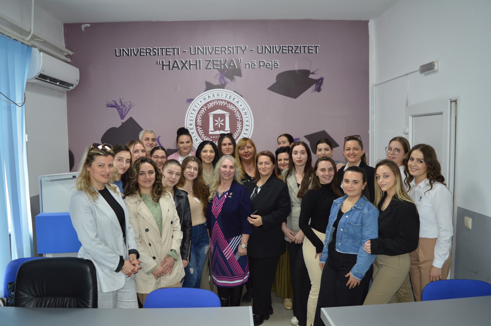 Zyrtarja e Ambasadës Amerikane në Kosovë zhvillon ligjëratë për barrierat gjinore në zhvillimin e karrierës në Universitetin Haxhi Zeka në Pejë