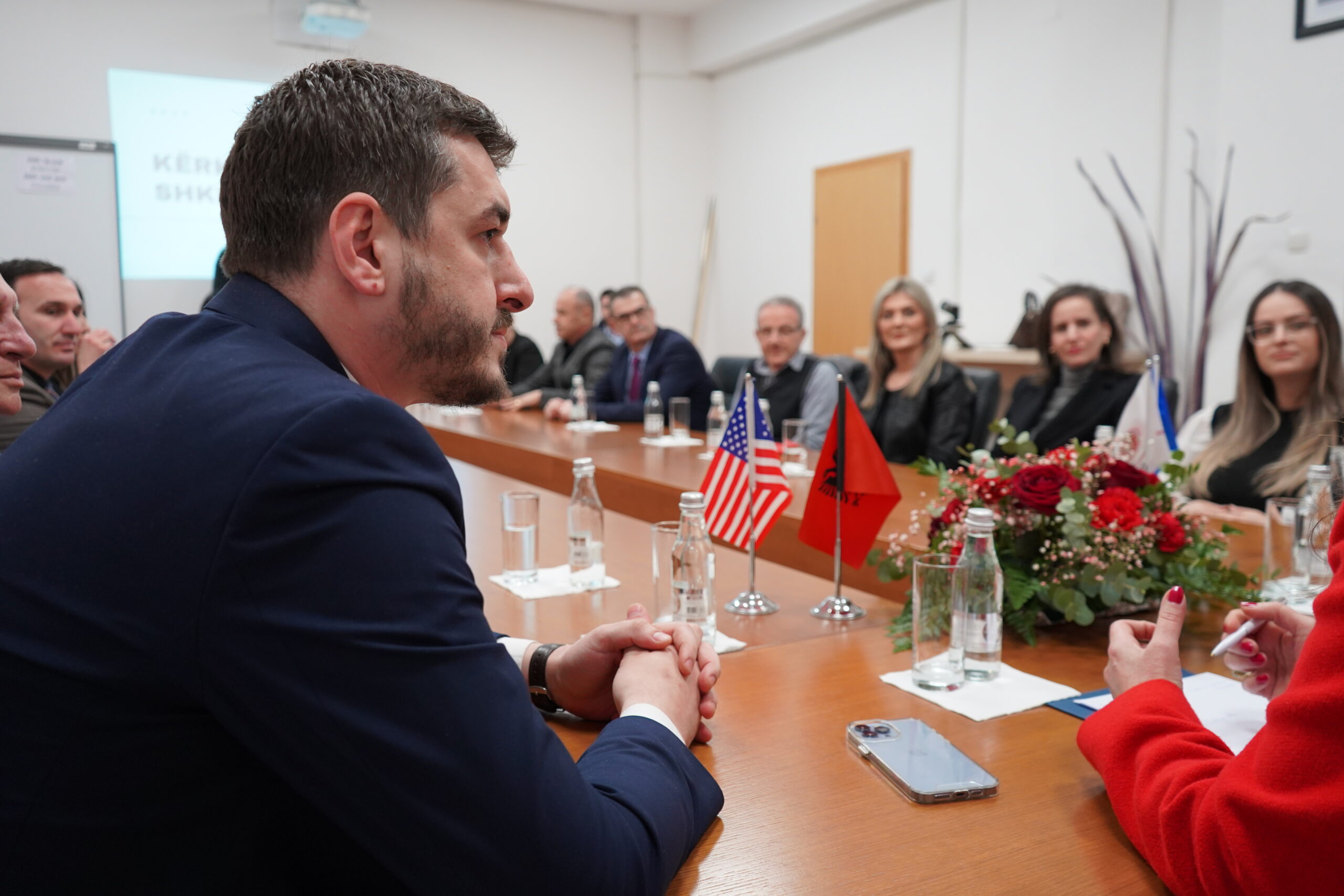 Ministrja Arbërie Nagavci gjatë vizitës në Universitetin “Haxhi Zeka” në Pejë