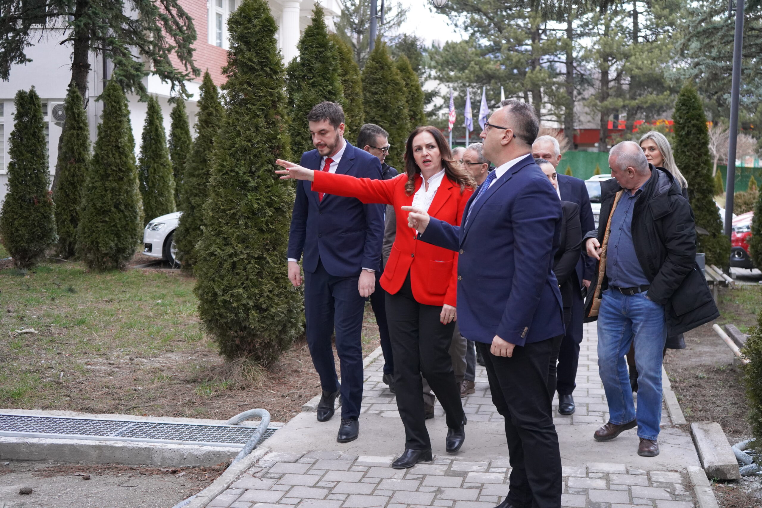 Ministrja Arbërie Nagavci gjatë vizitës në Universitetin “Haxhi Zeka” në Pejë