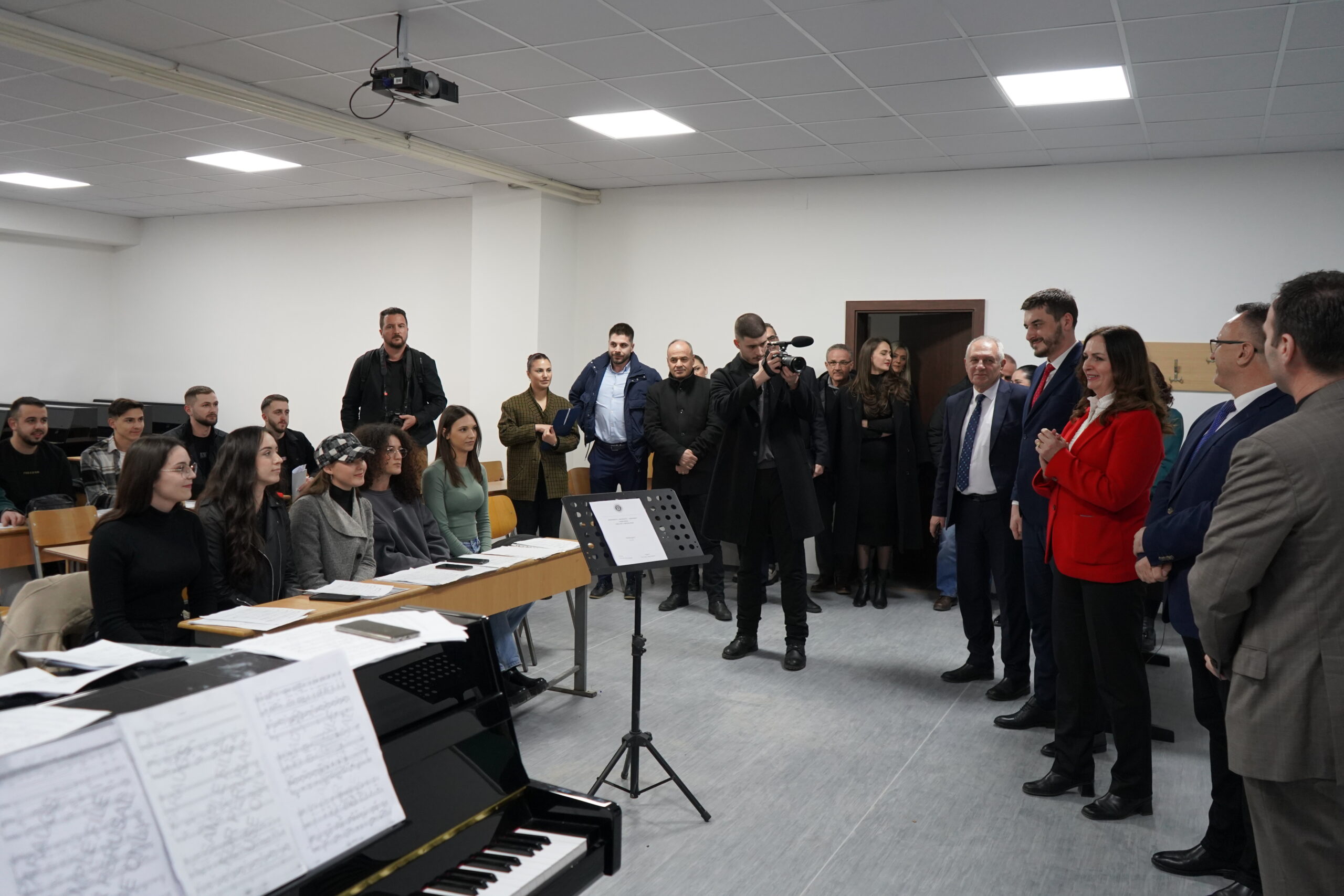 Ministrja Arbërie Nagavci gjatë vizitës në Universitetin “Haxhi Zeka” në Pejë
