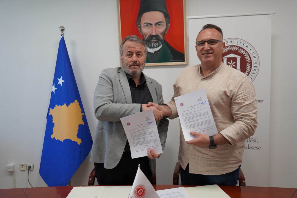 Rektori i UHZ dhe drejtori i Odës së Hotelerisë gjatë nënshkrimit të marrëveshjes