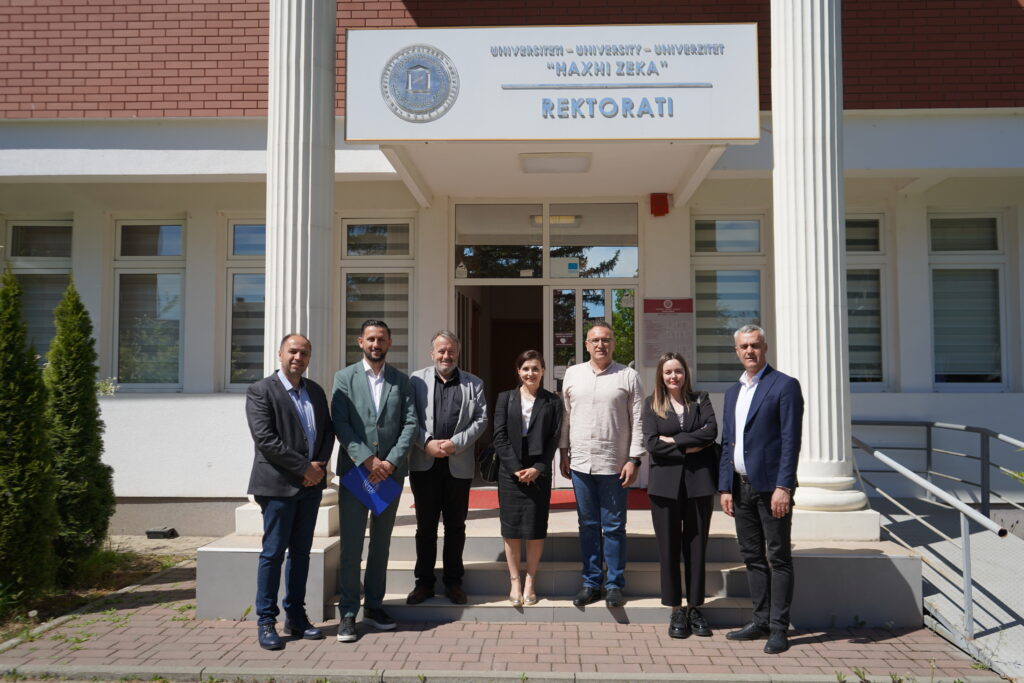 Rektori i UHZ dhe drejtori i Odës së Hotelerisë gjatë nënshkrimit të marrëveshjes