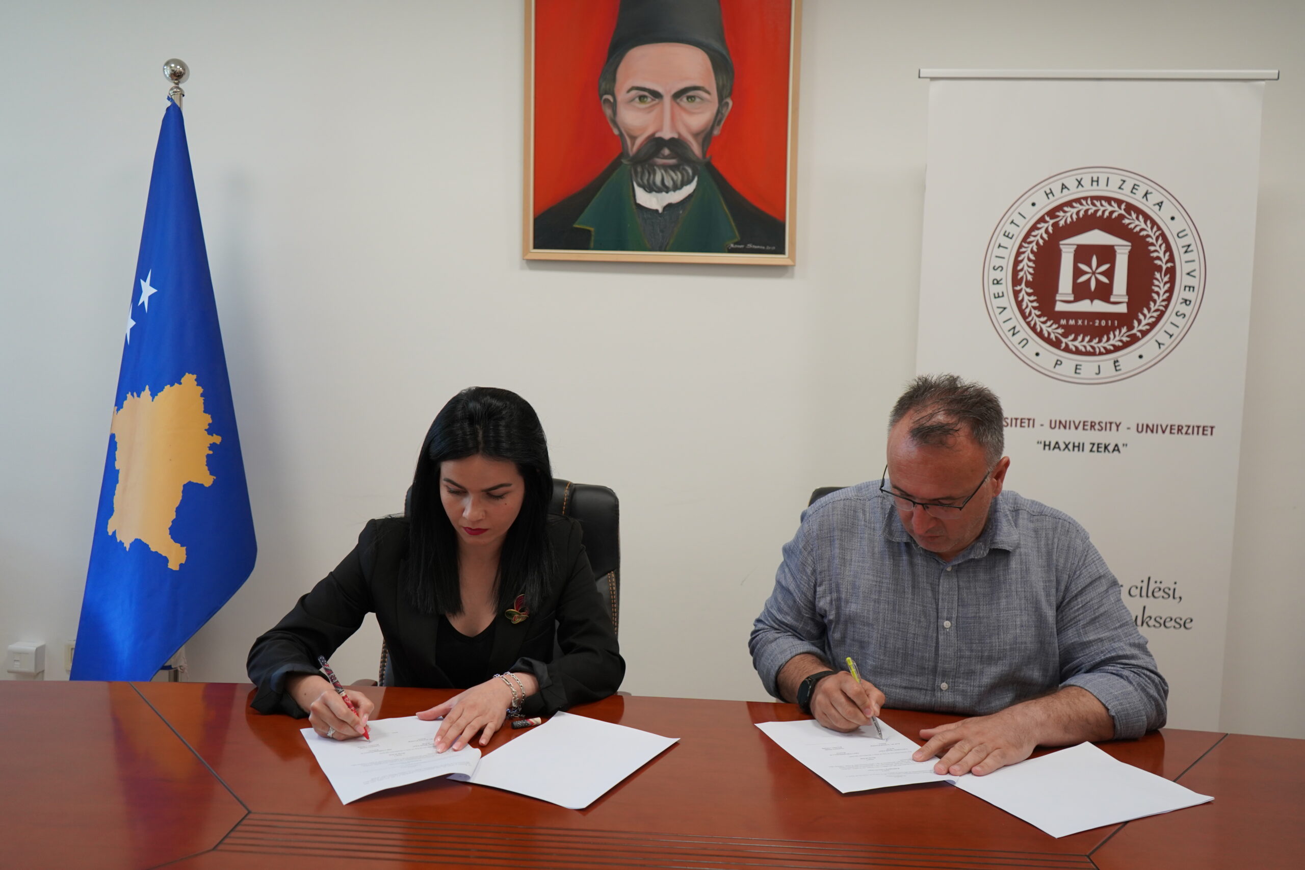 Universiteti “Haxhi Zeka” dhe Oda e Ndërmjetësuesve të Kosovës lidhin Marrëveshje Bashkëpunimi