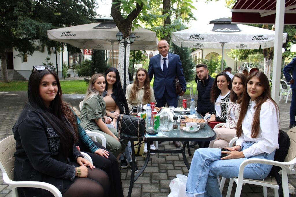 Studentë dhe përfaqësues nga vendet evropiane në punëtorinë e projektit NAWA në Universitetin “Haxhi Zeka” për zhvillimin e kompetencave kulturore.