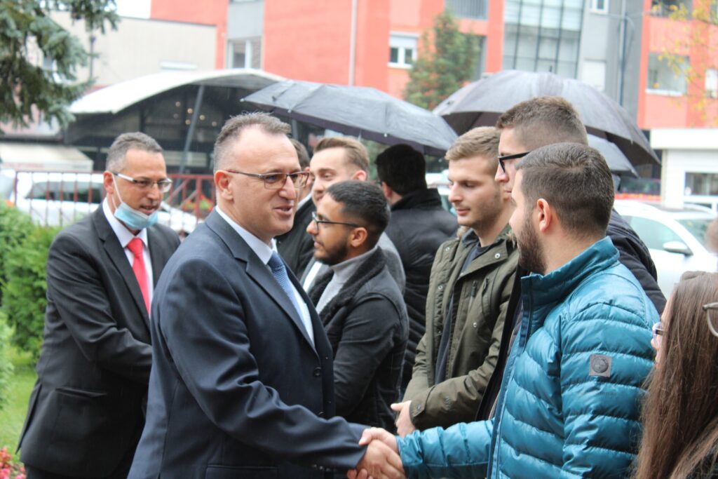 Rektori Armand Krasniqi pritet nga studentët dhe stafi në UHZ