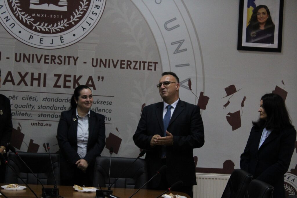 Rektori Armand Krasniqi pritet nga studentët dhe stafi në UHZ