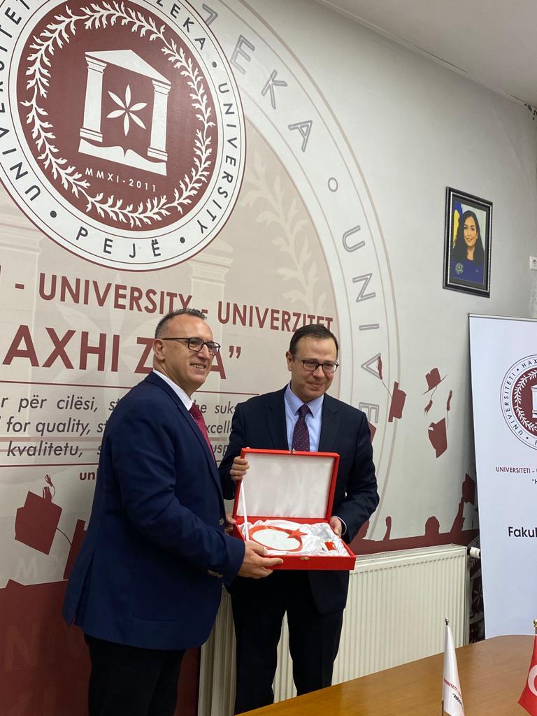 Rektori i UHZ me Ambasadorin e Turqisë Z. Tunç Angili gjatë takimit zyrtar