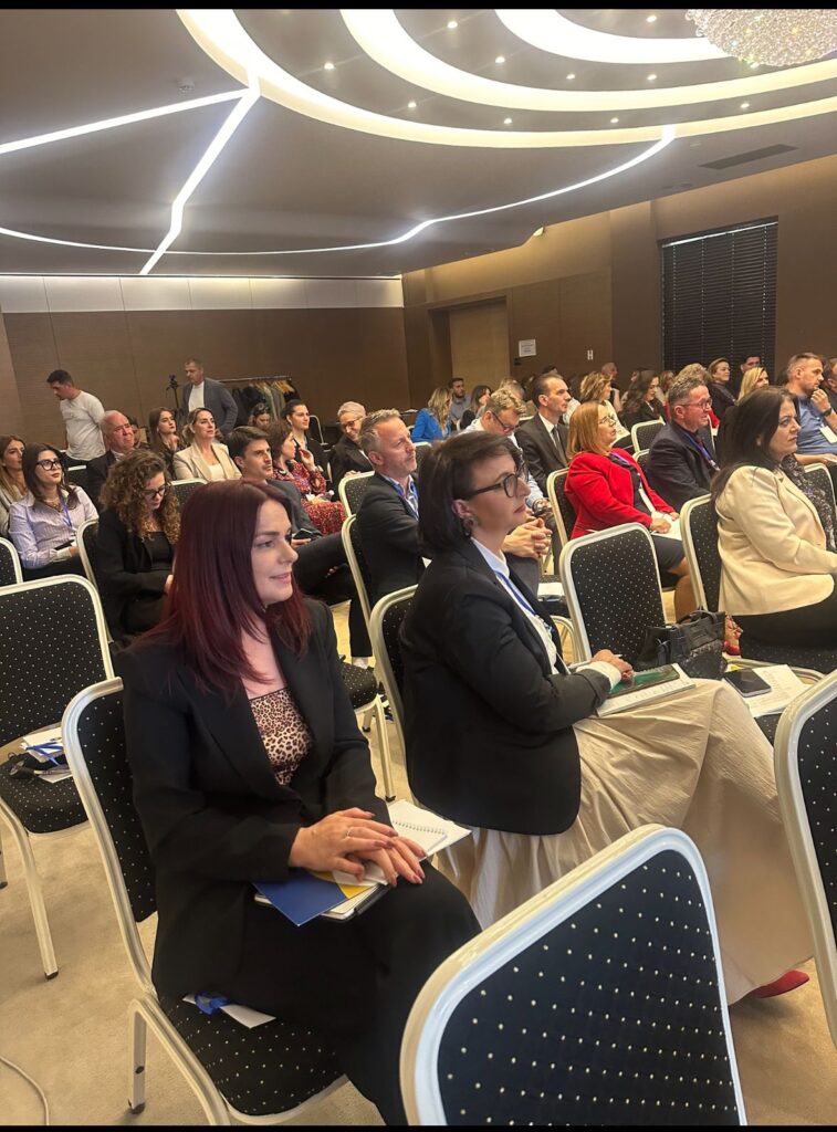 Prorektorja Alma Shehu Lokaj në konferencën për zhvillim rajonal në Prishtinë