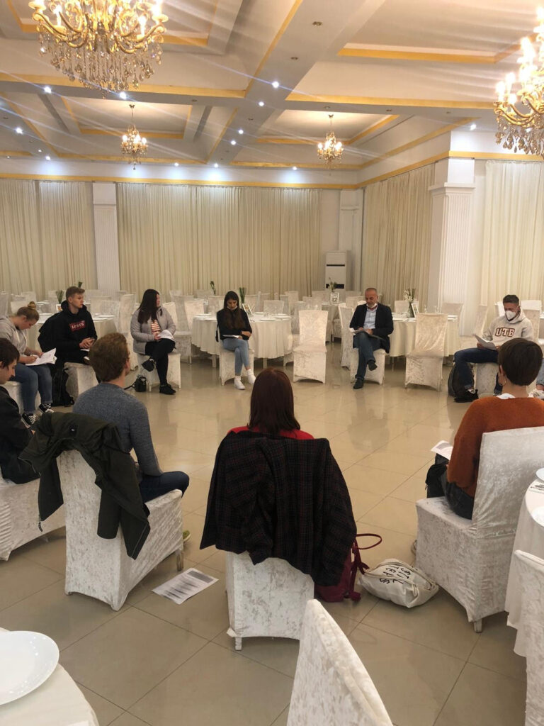 Studentët e projektit NAWA gjatë vizitave kulturore dhe ndërmarrëse në Pejë dhe Istog si pjesë e projektit “Student kompetent – i diplomuar me përvojë”.