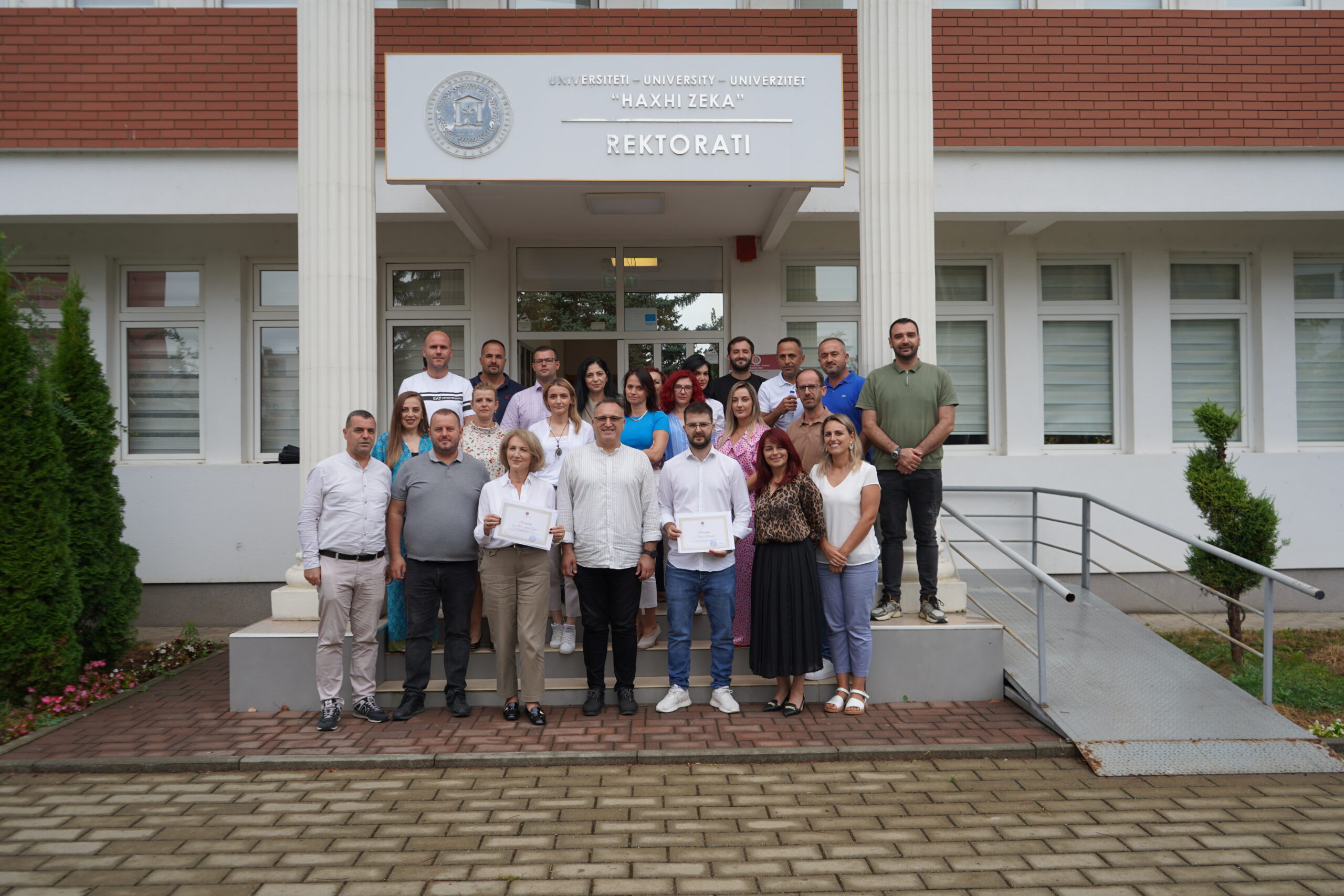 Takim përshëndetës për dy punonjësit administrativ të universiteti “Haxhi Zeka”