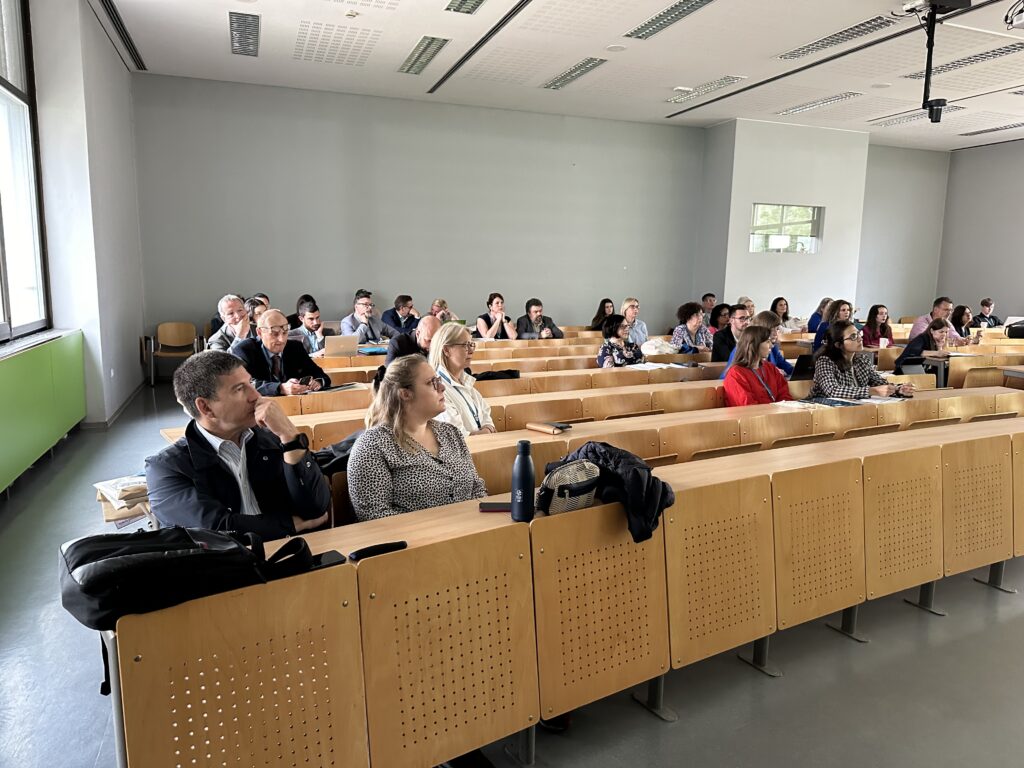 Profesor Fisnik Morina gjatë ligjëratës për Financat e Gjelbra në Universitetin e Mariborit