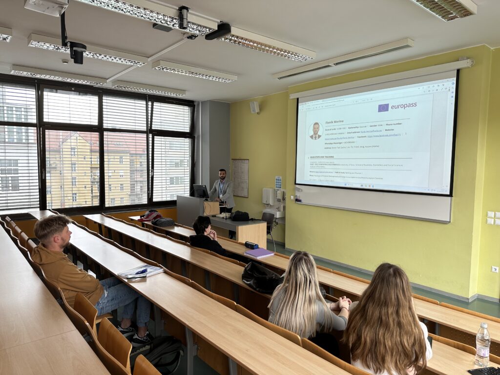Profesor Fisnik Morina gjatë ligjëratës për Financat e Gjelbra në Universitetin e Mariborit