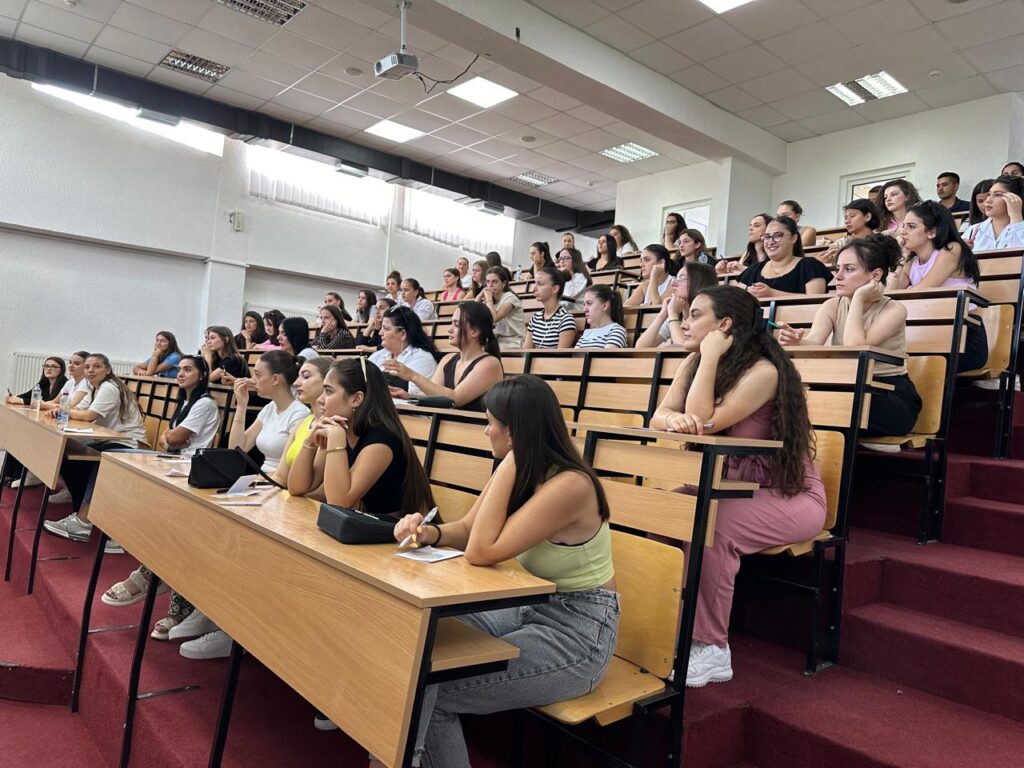 Kandidatët gjatë provimit pranues në Universitetin “Haxhi Zeka”