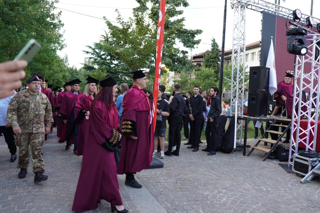 Studentët e diplomuar të UHZ gjatë ceremonisë në Pejë