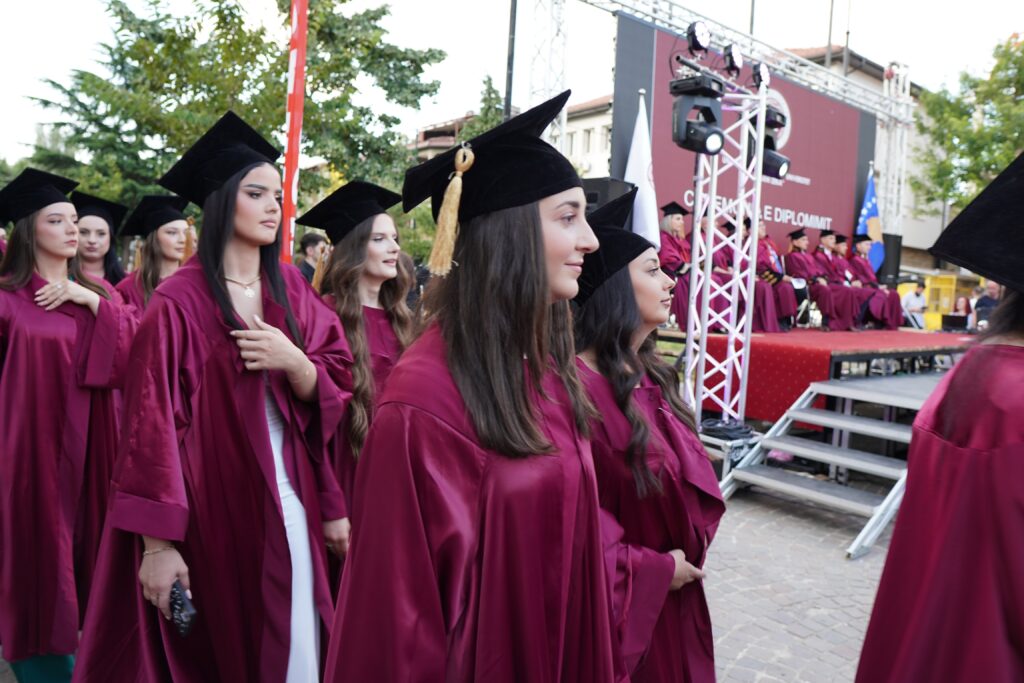 Studentët e diplomuar të UHZ gjatë ceremonisë në Pejë