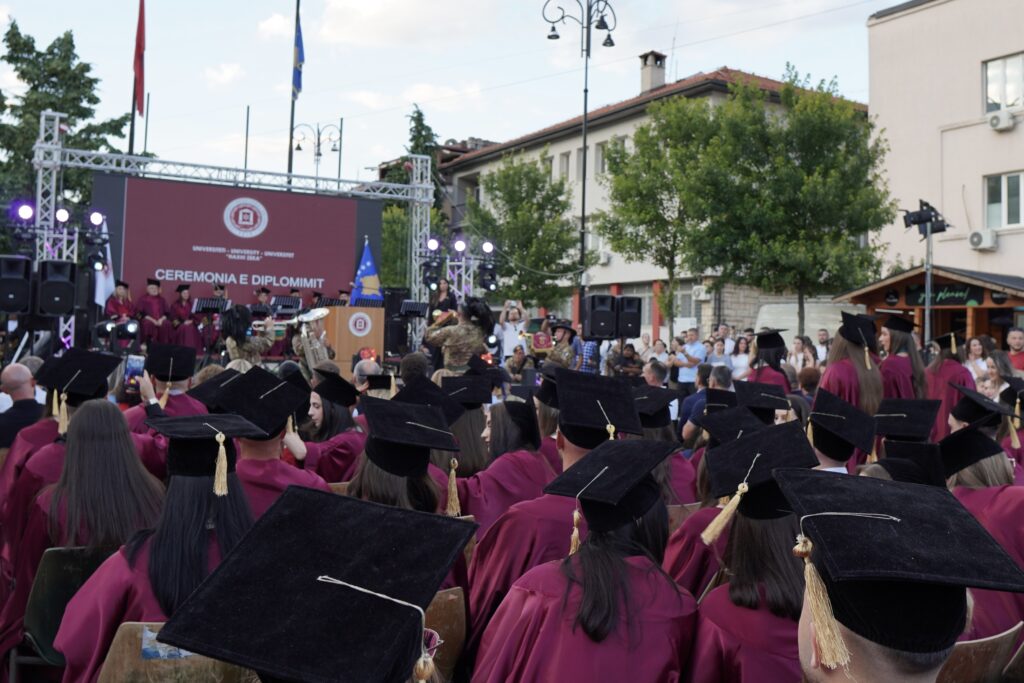 Studentët e diplomuar të UHZ gjatë ceremonisë në Pejë