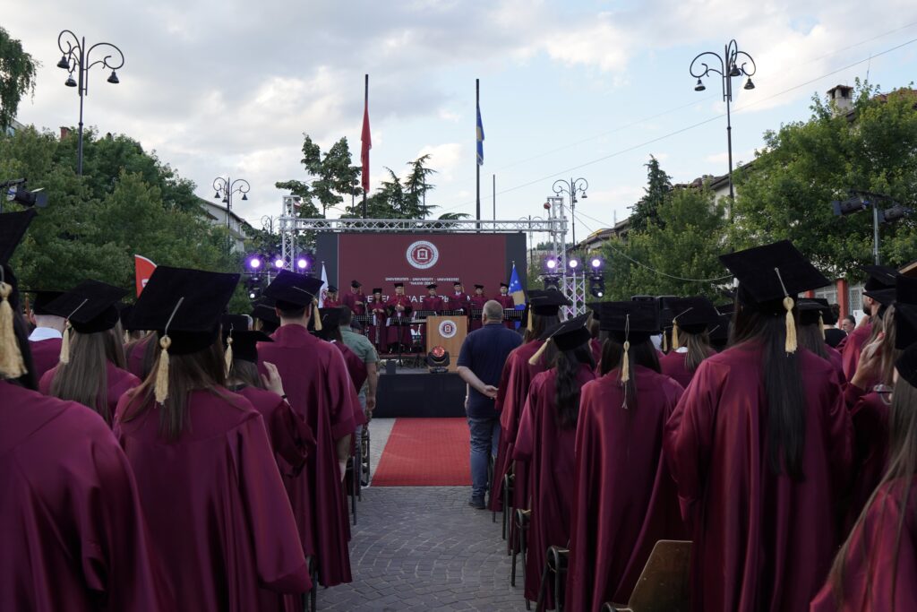 Studentët e diplomuar të UHZ gjatë ceremonisë në Pejë