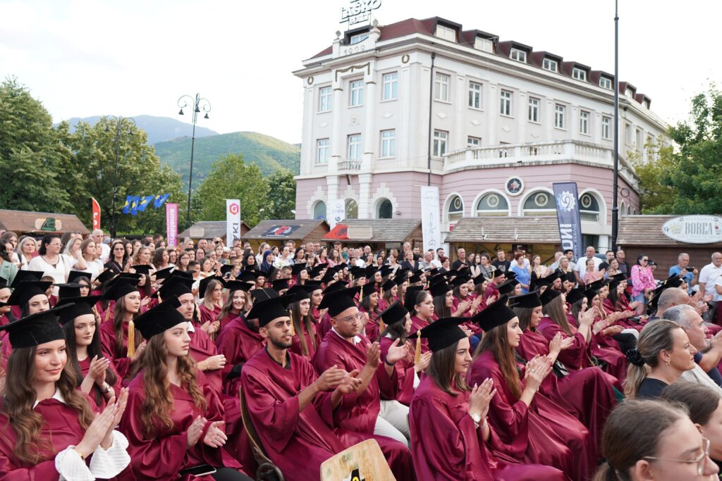 Studentët e diplomuar të UHZ gjatë ceremonisë në Pejë