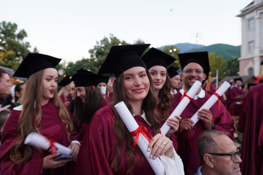 Studentët e diplomuar të UHZ gjatë ceremonisë në Pejë