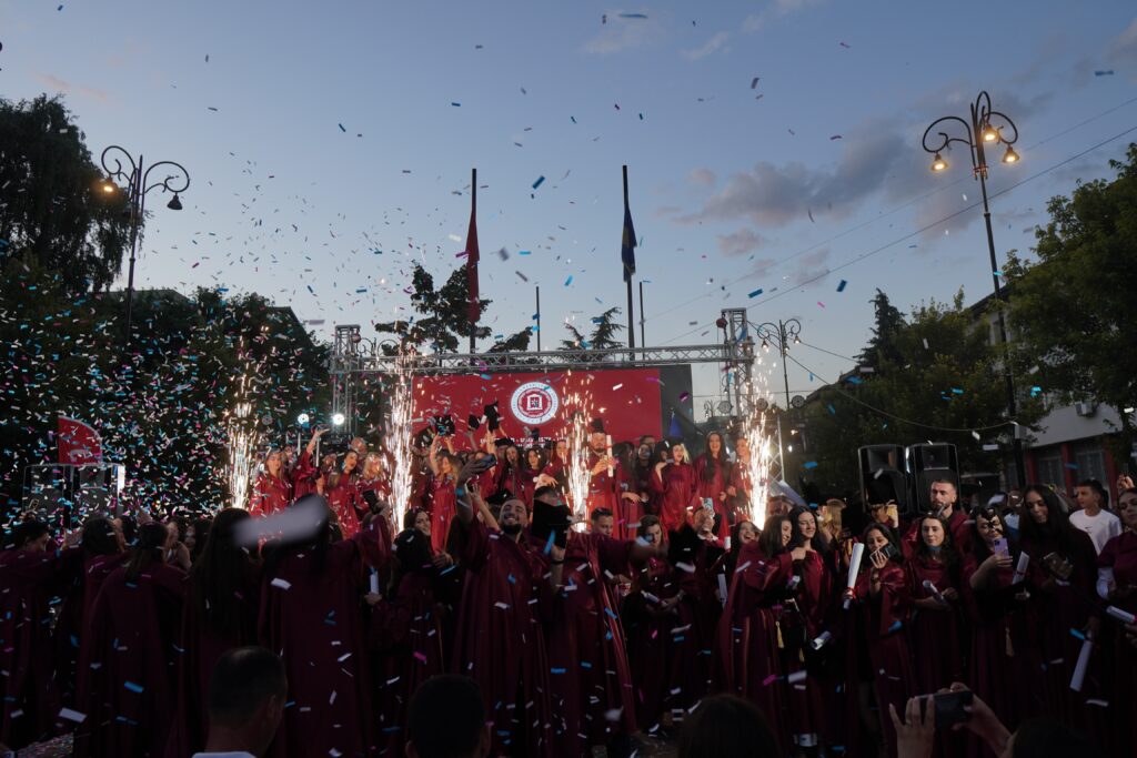 Studentët e diplomuar të UHZ gjatë ceremonisë në Pejë