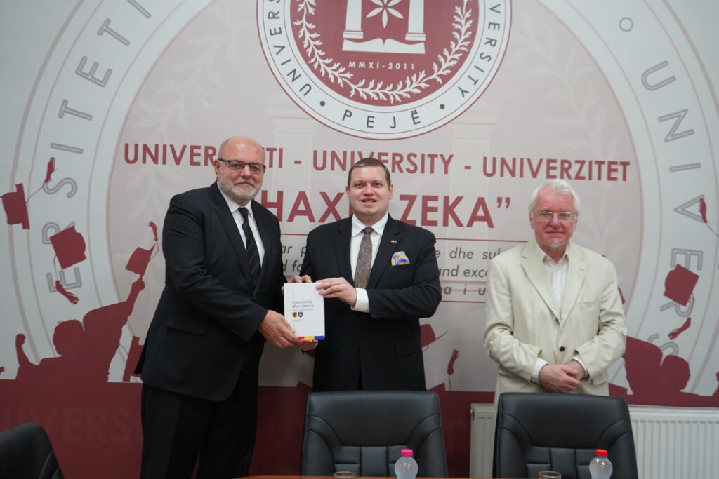 Editoret gjermanë prezantojnë librin përpara studentëve në UHZ  