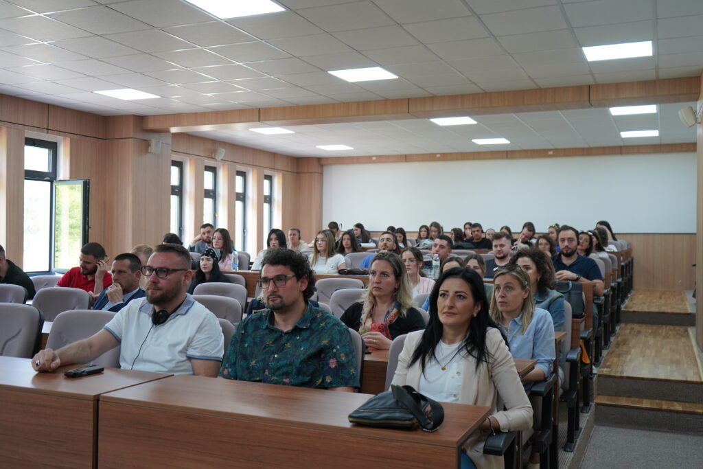 Editoret gjermanë prezantojnë librin përpara studentëve në UHZ