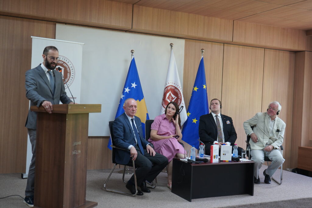 Editoret gjermanë prezantojnë librin përpara studentëve në UHZ