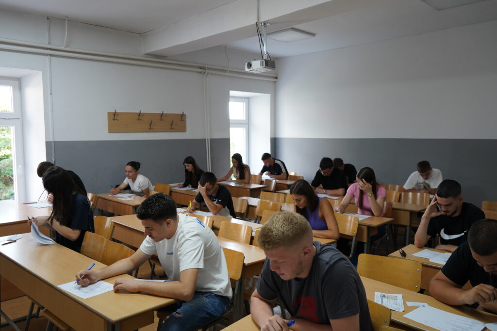 Kandidatët gjatë provimit pranues në Universitetin “Haxhi Zeka”