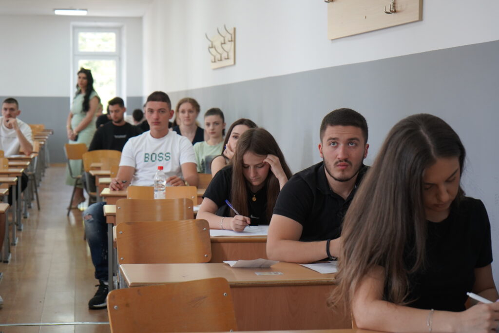 Kandidatët gjatë provimit pranues në Universitetin “Haxhi Zeka”