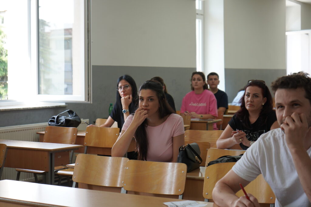 Kandidatët gjatë provimit pranues në Universitetin “Haxhi Zeka”