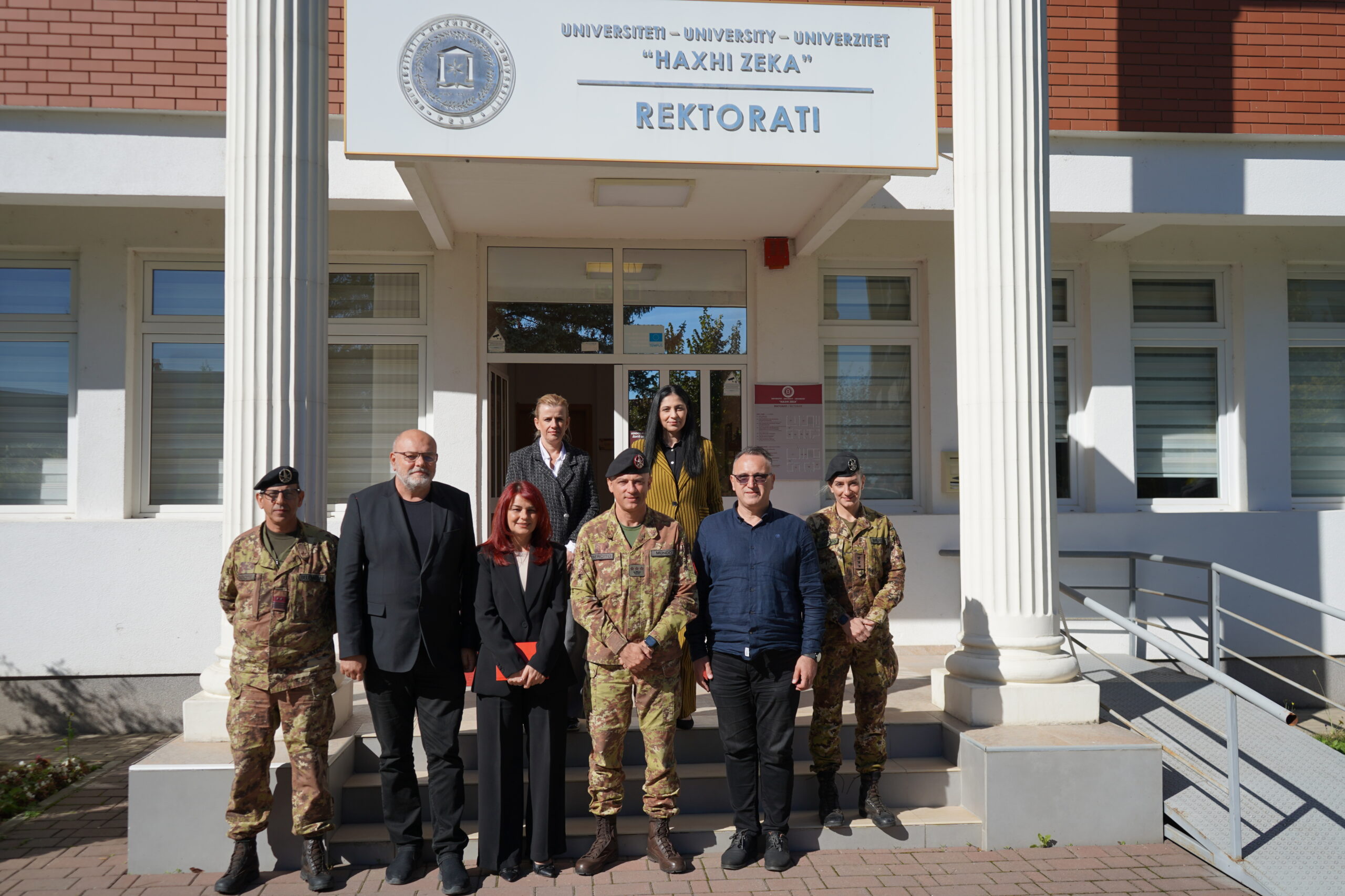 Komandanti I KFOR-it i Komandës Rajonale Perëndim, Kolonel Rocco Mundo me bashkëpunëtorë vizitojnë universitetin “Haxhi Zeka” 