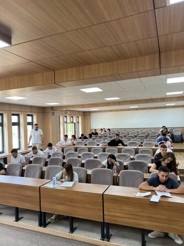 Kandidatët gjatë provimit pranues në Universitetin “Haxhi Zeka”