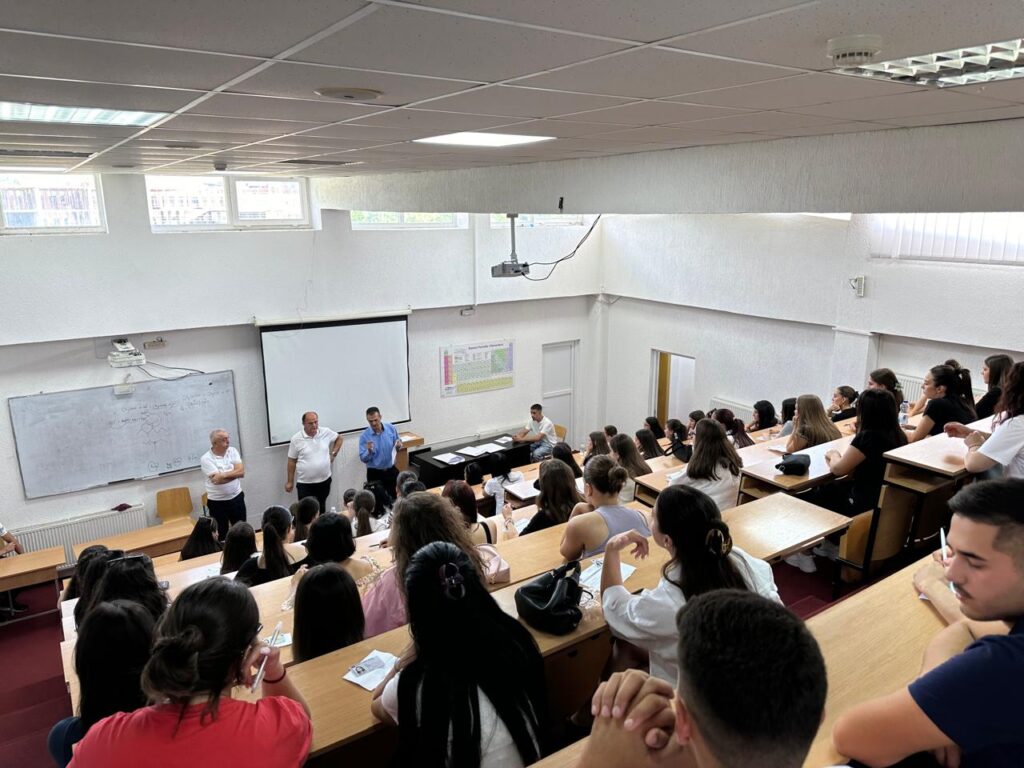 Kandidatët gjatë provimit pranues në Universitetin “Haxhi Zeka”