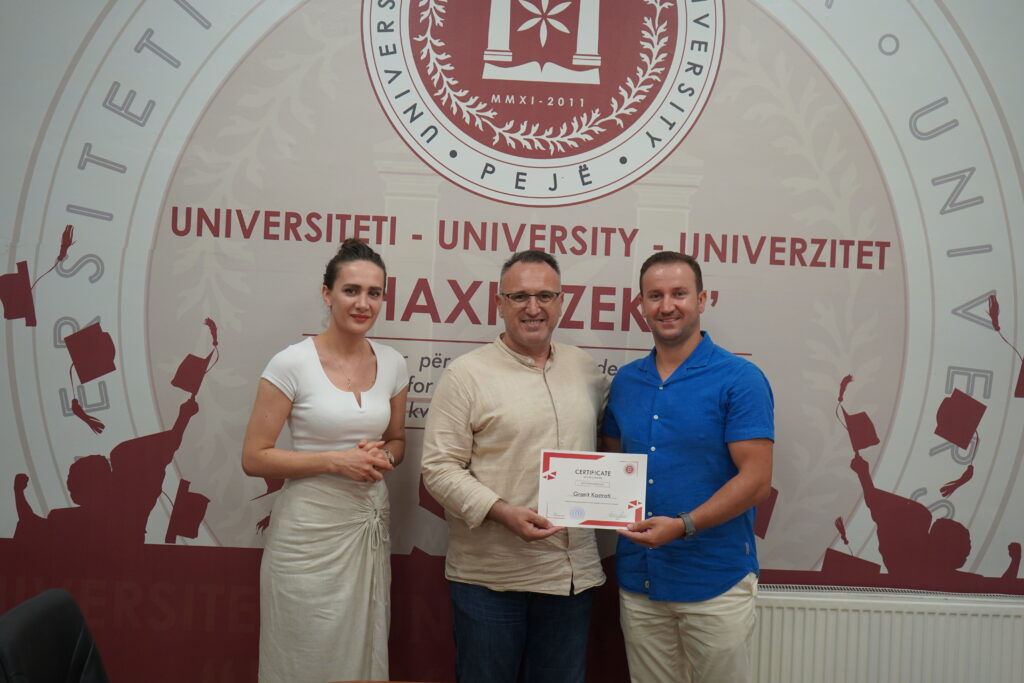 Rektori i UHZ gjatë ndarjes së certifikatave për aktivitetet shkencore 2023