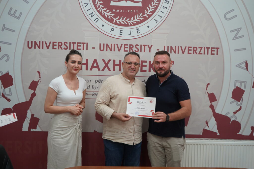 Rektori i UHZ gjatë ndarjes së certifikatave për aktivitetet shkencore 2023